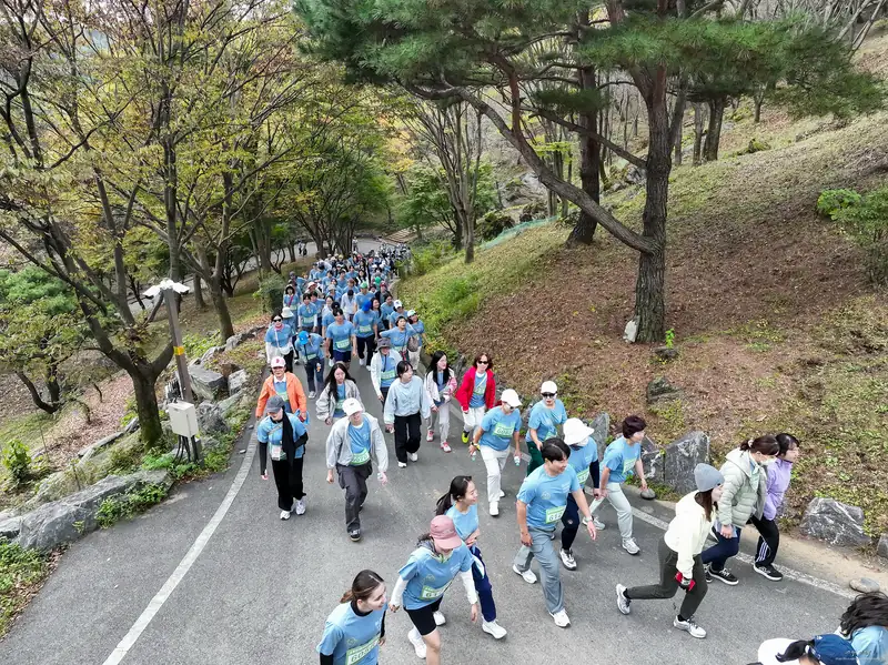숲길 산책로를 따라 걷는 참가자들