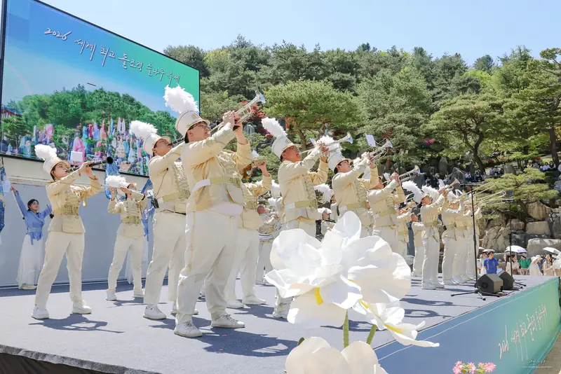 세계 최고 돌조경 솔나무 축제 무대에서 연주하는 관악대