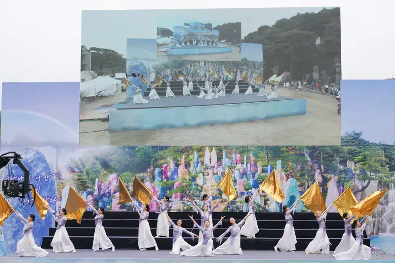 아름다운 돌보석 축제 예술제에서 금빛 깃발로 공연하는 이글바톤