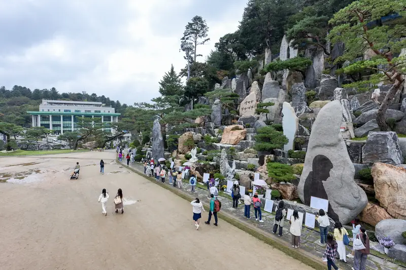 돌조경 산책로를 따라 시 작품이 전시된 시문학 전시회 전경